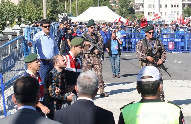 أحد المتهمين خلال اقتياده إلى المحاكمة - رويترز