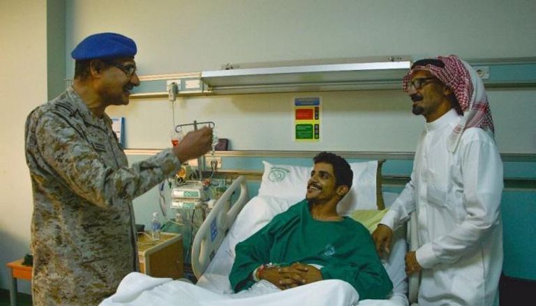 اللواء الغامدي خلال زيارته للجنود المصابين 