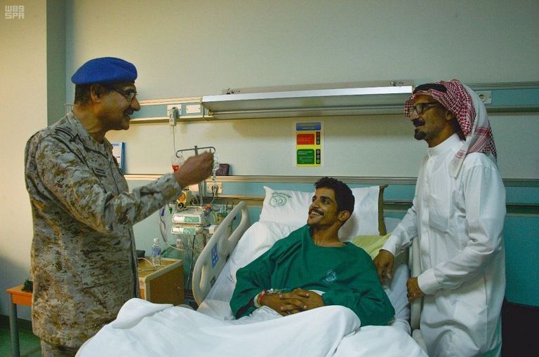 اللواء الغامدي خلال زيارته للجنود المصابين