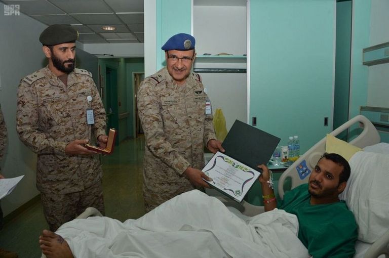 اللواء الغامدي خلال زيارته للجنود المصابين