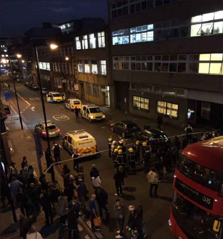 الشرطة البريطانية أمام المحطة