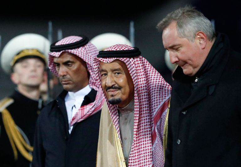 الملك سلمان بن عبد العزيز في مطار موسكو (رويترز)