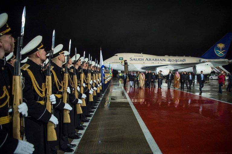 الملك سلمان بن عبد العزيز في مطار موسكو (رويترز)