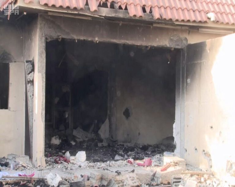 سيارة مدمرة بالموقع الذي شهد المداهمة بالرياض