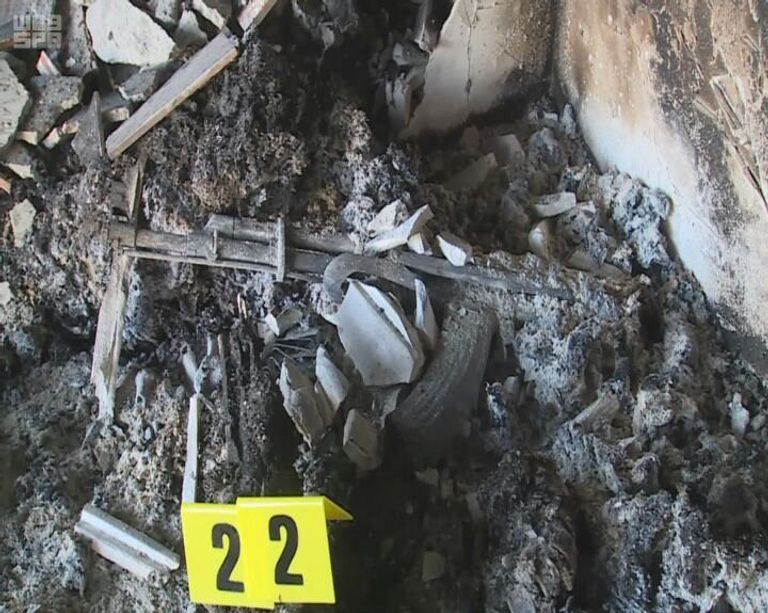 سيارة مدمرة بالموقع الذي شهد المداهمة بالرياض