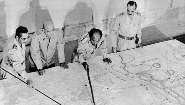 السادات وقادة الجيش المصري خلال التخطيط للعبور