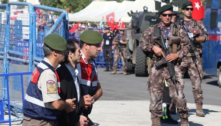 قوات أمن تركية تقتاد متهما إلى المحكمة على خلفية الانقلاب