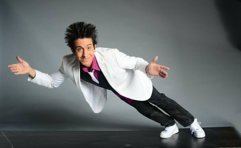 أحد عارضي الخدع البصرية