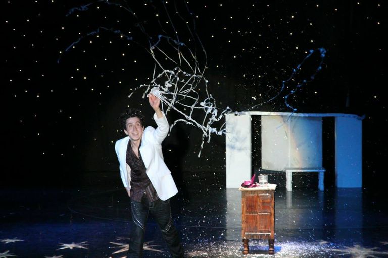 أحد عارضي الخدع البصرية