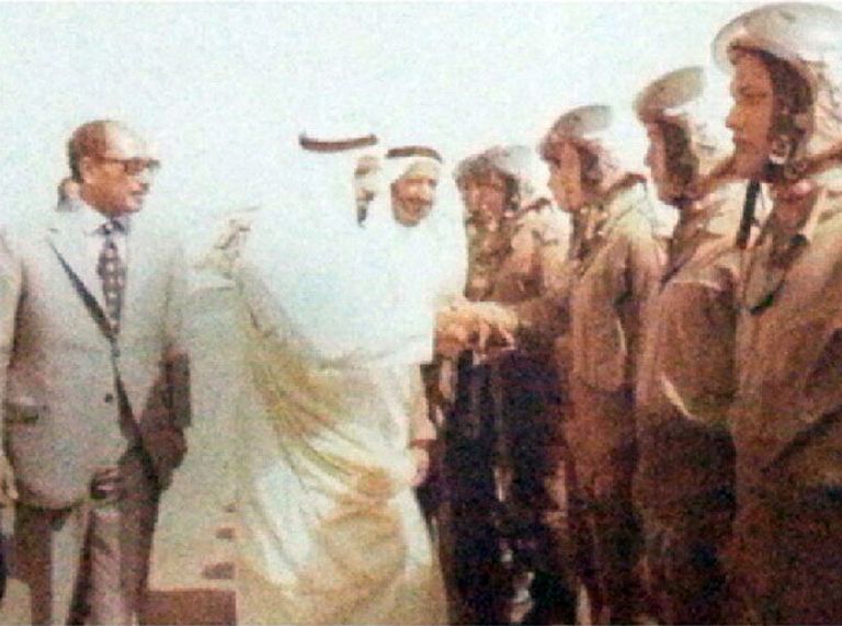 الشيخ زايد يتفقد القوات المصرية مع الرئيس الراحل السادات