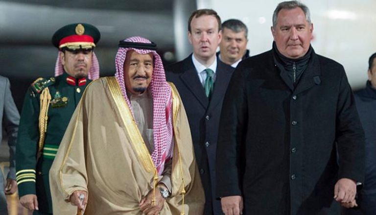 الملك سلمان بن عبد العزيز عقب وصوله إلى موسكو