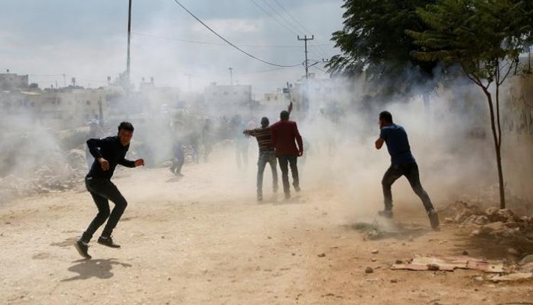 جيش الاحتلال يطلق الغاز المسيل الدموع - رويترز