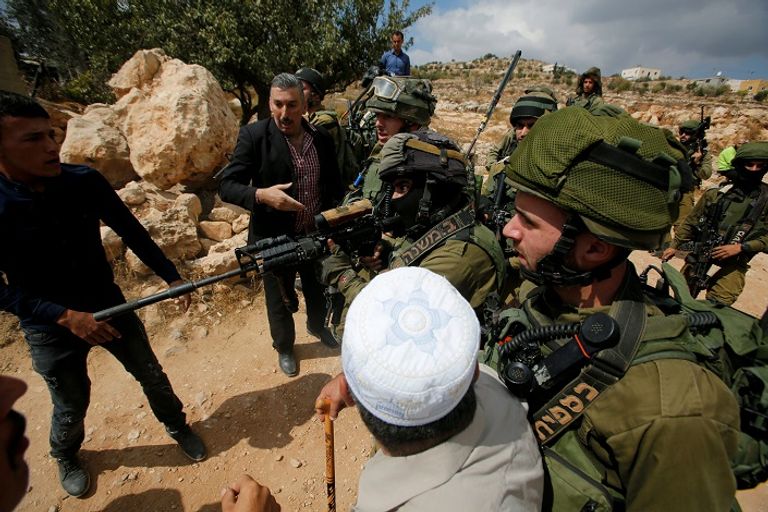 جيش الاحتلال يطلق الغاز المسيل الدموع - رويترز