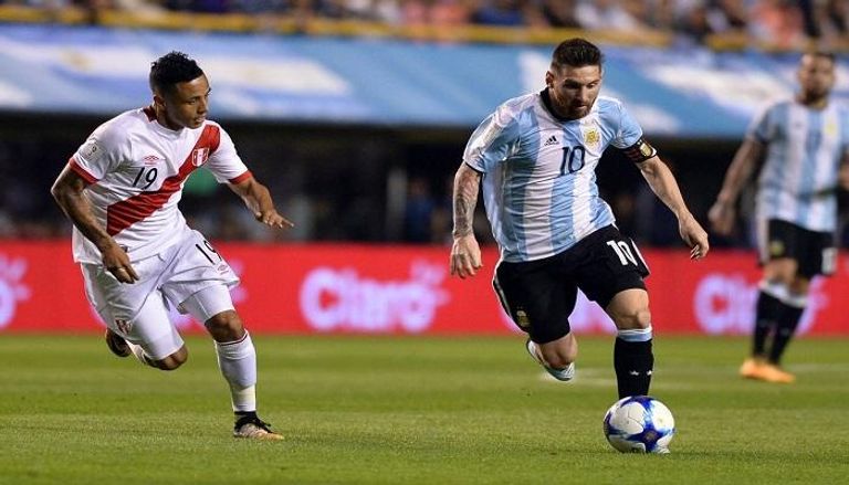 الأرجنتين تتعادل مع بيرو وتعقد موقفها في التصفيات