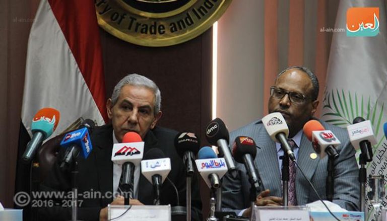 سفير الإمارات ووزير التجارة المصري خلال المؤتمر