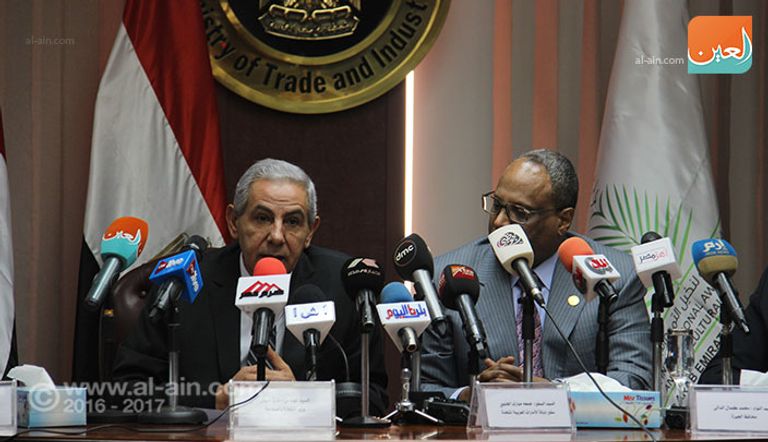 سفير الإمارات ووزير التجارة المصري خلال المؤتمر