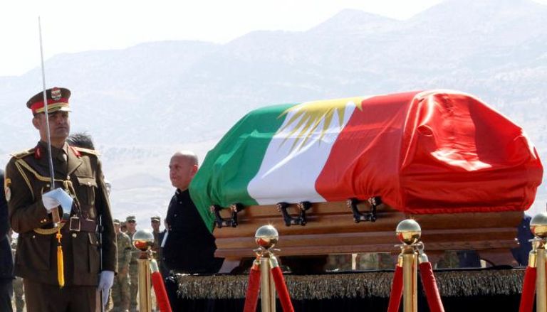 تشييع جثمان طالباني ملفوفا بالعلم الكردي (رويترز)