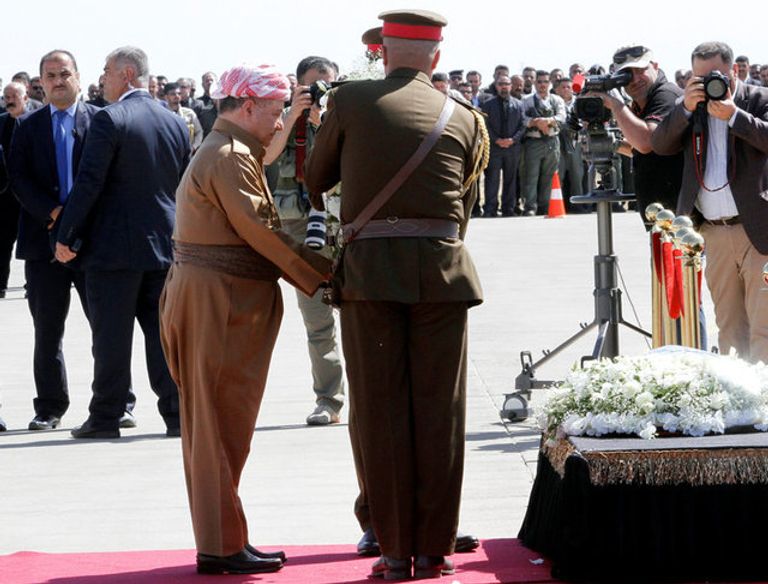 تشييع جثمان طالباني ملفوفا بالعلم الكردي (رويترز)