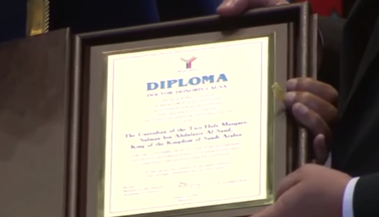 خادم الحرمين الشريفين يتسلم الدكتوراه الفخرية