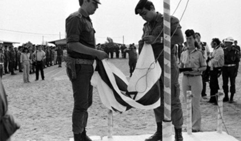 إنزال العلم الإسرائيلي من سيناء عام 1982 السادات أعاد سيناء بقراري الحرب والسلام