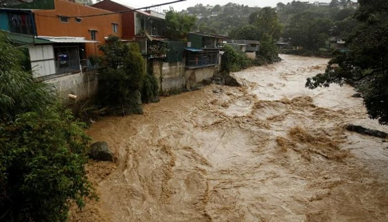 العاصفة نيت تغرق شوارع كوستاريكا - رويترز