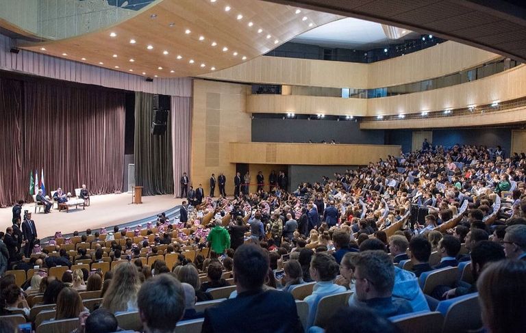 خادم الحرمين الشريفين يتسلم الدكتوراه الفخرية