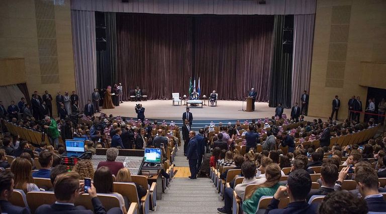 خادم الحرمين الشريفين يتسلم الدكتوراه الفخرية