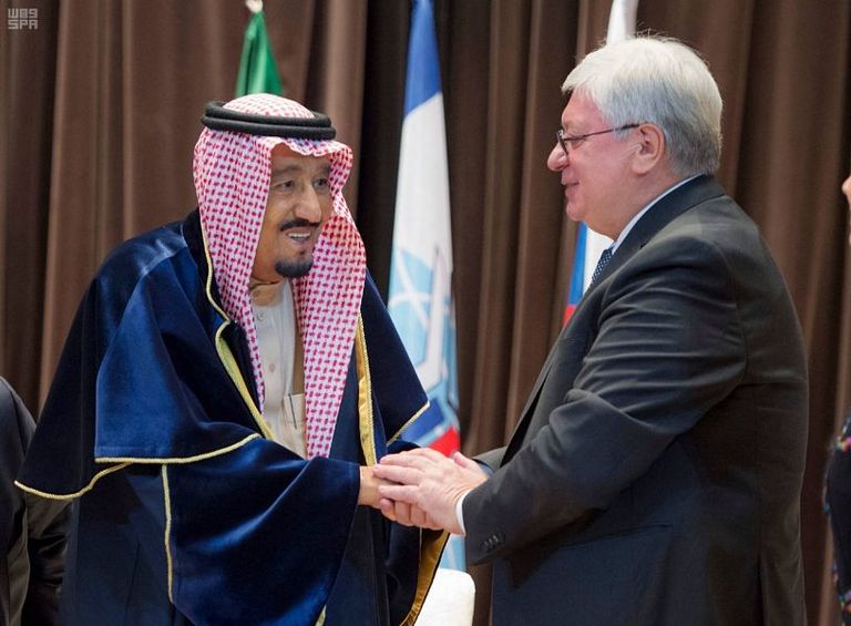 خادم الحرمين الشريفين يتسلم الدكتوراه الفخرية