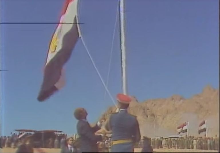 السادات يرفع علم مصر فوق سيناء بعد حرب أكتوبر