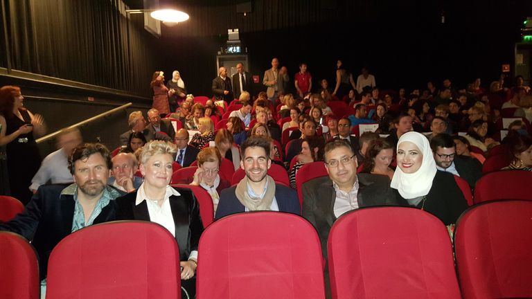 جيم شيريدان يتوسط عددا من ضيوف المهرجان