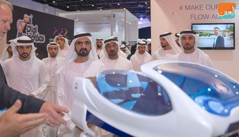 محمد بن راشد خلال زيارته لمعرض جيتكس