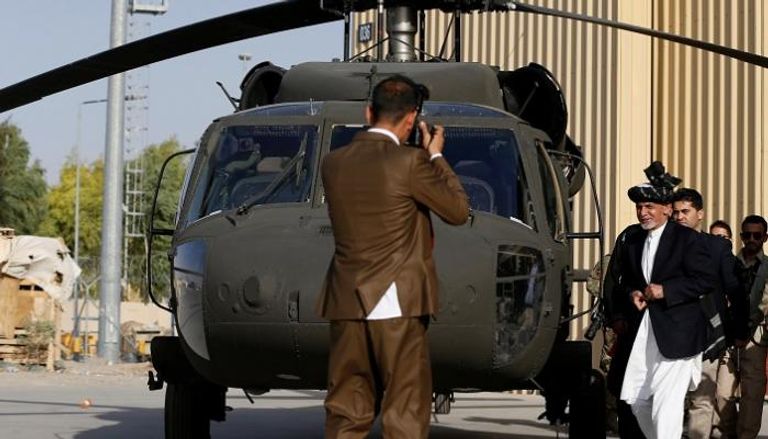 الرئيس الأفغاني أشرف غني خلال تسلم الهليكوبتر - رويترز 