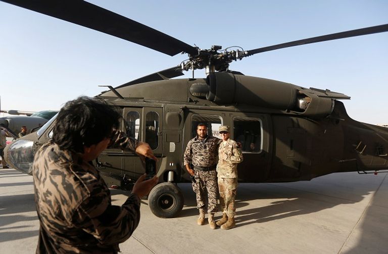 الرئيس الأفغاني أشرف غني خلال تسلم الهليكوبتر - رويترز