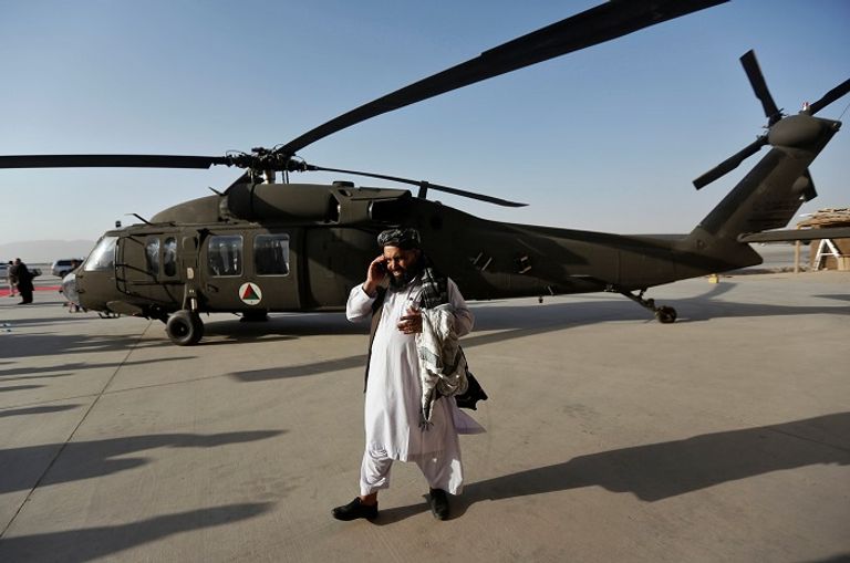 الرئيس الأفغاني أشرف غني خلال تسلم الهليكوبتر - رويترز