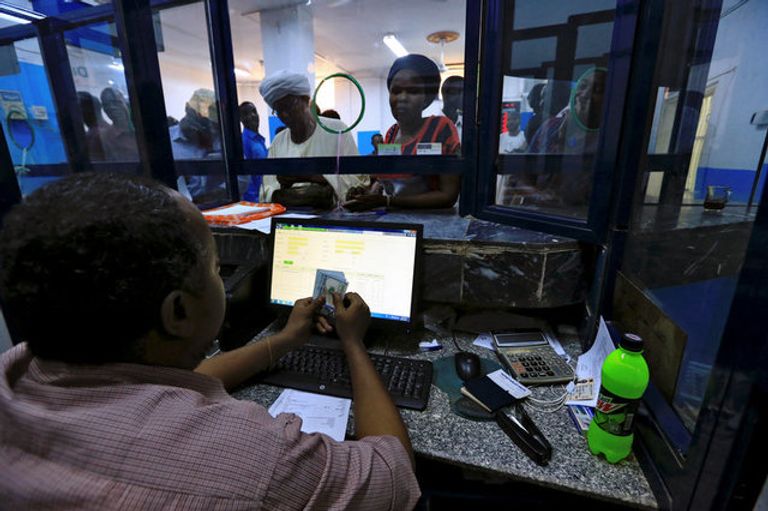 متعاملون في أحد مكاتب تحويل الأموال في الخرطوم- رويترز