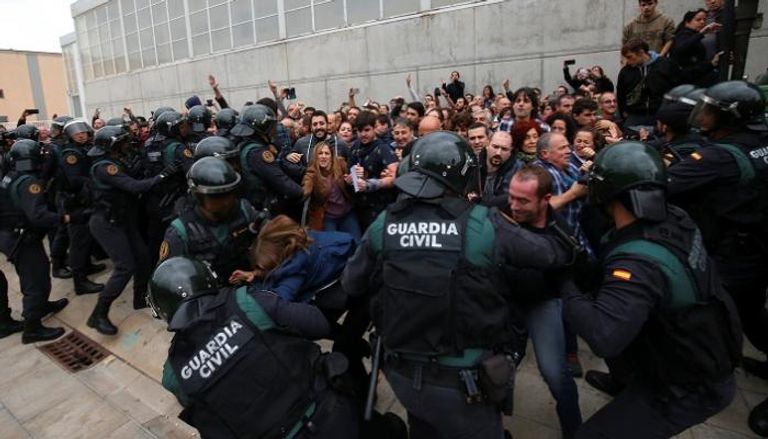 اشتباكات بين الشرطة الإسبانية وسكان في كتالونيا مؤيدين للانفصال