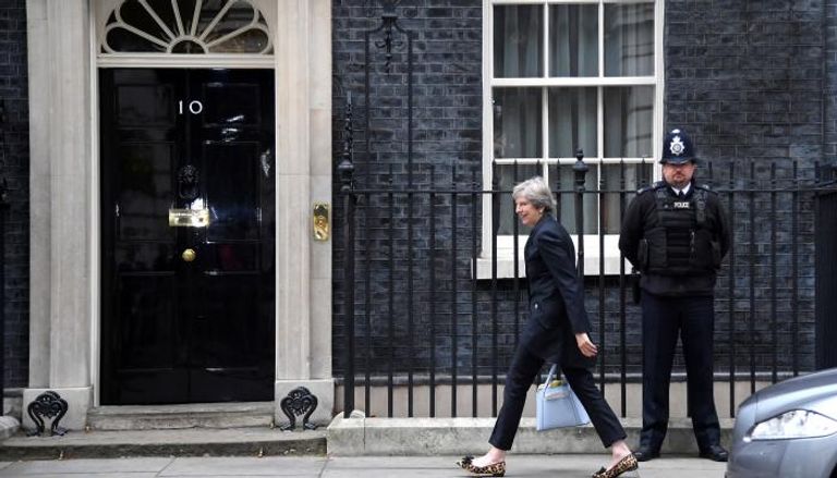 رئيسة وزراء بريطانيا تريزا ماي أمام مقر رئاسة الوزراء (رويترز)