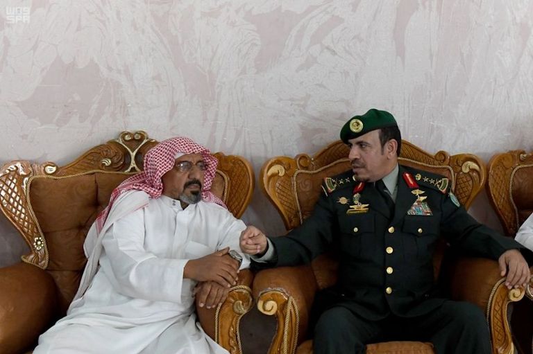 رئيس الحرس الملكي ينقل تعازي خادم الحرمين الشريفين لأسر الشهداء