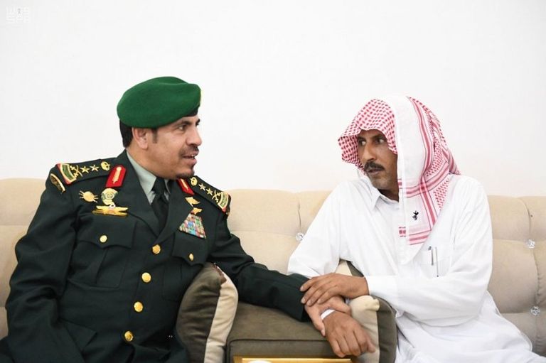 رئيس الحرس الملكي ينقل تعازي خادم الحرمين الشريفين لأسر الشهداء