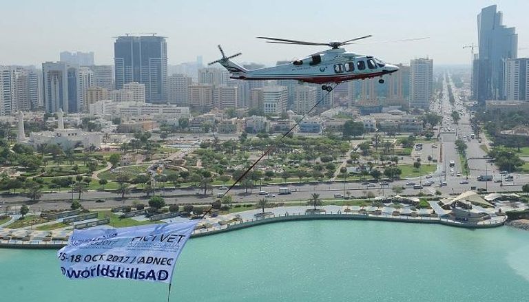 طائرات شرطة أبوظبي تروج لمسابقة المهارات العالمية