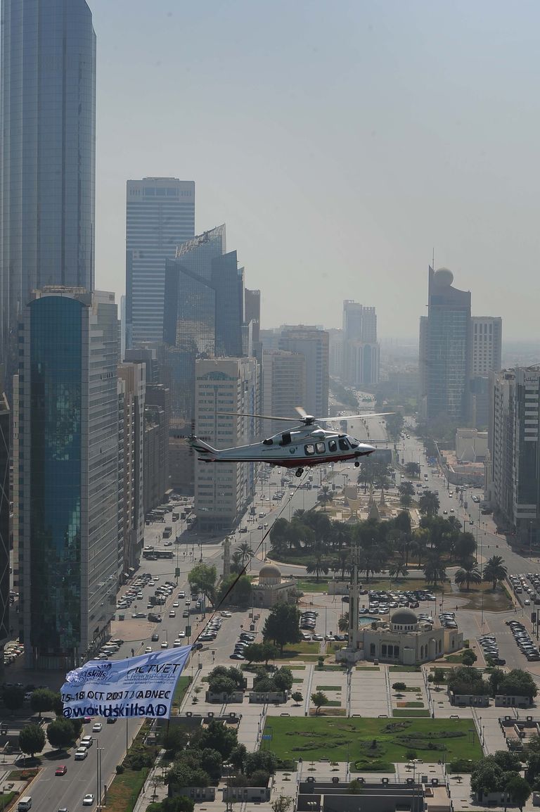 طائرات شرطة أبوظبي تروج لمسابقة المهارات العالمية