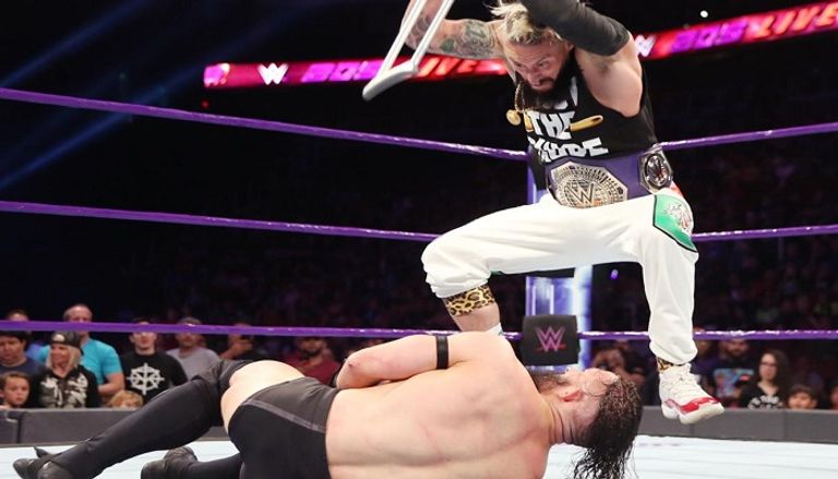 إنزو أموري يعتدي على نيفيل