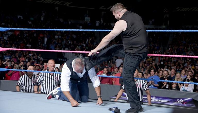 كيفين أوينز يركل شين