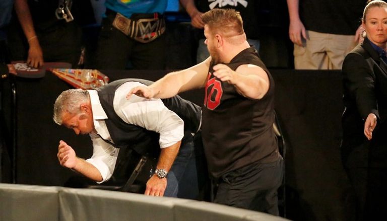 كيفين أوينز يركل شين