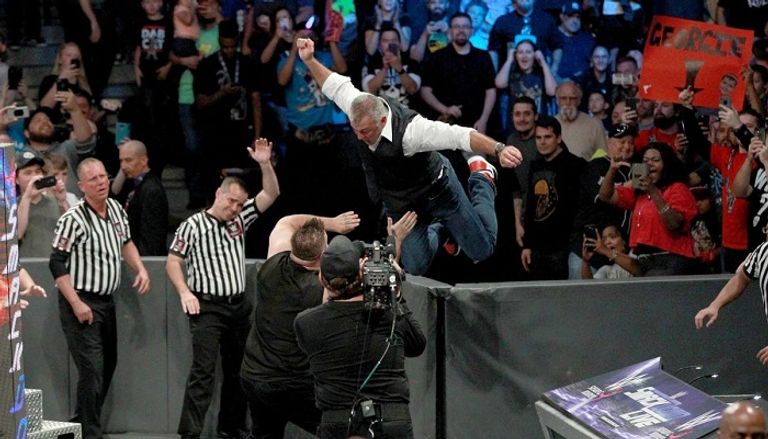 كيفين أوينز يركل شين