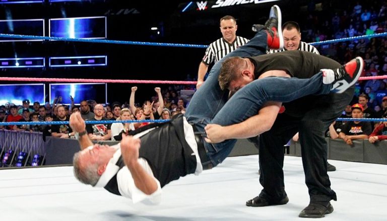 كيفين أوينز يركل شين