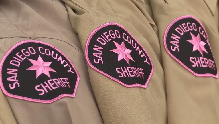 الشرطة الأمريكية في خدمة الشهر الوردي