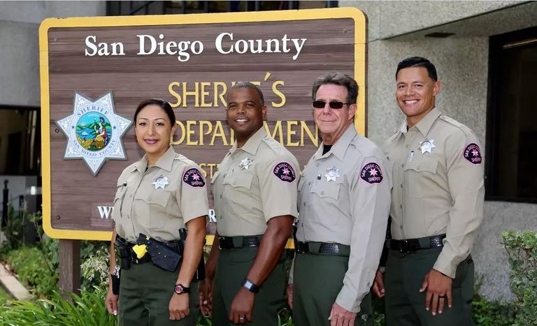 الشرطة الأمريكية في خدمة الشهر الوردي