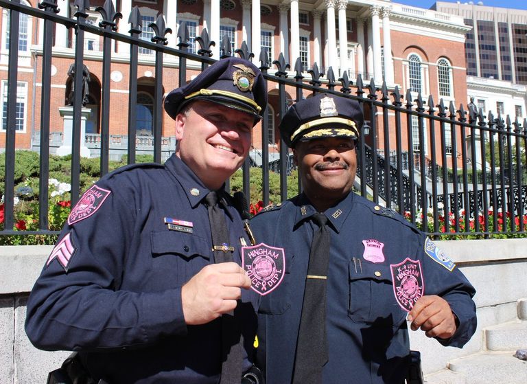 الشرطة الأمريكية في خدمة الشهر الوردي