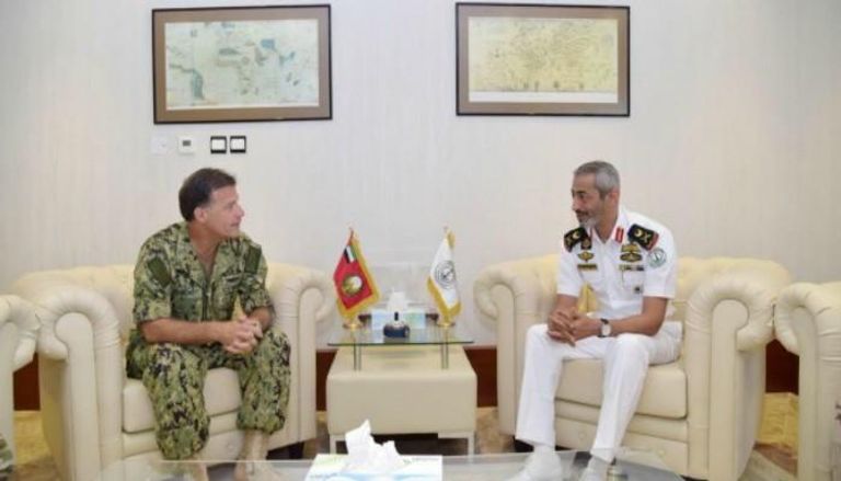قائد القوات البحرية الإماراتية يستقبل قائد القوات البحرية الأمريكية